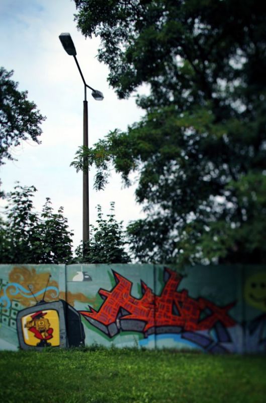 Lamps-and-concrete-wall-Puschkin-Allee-Km-27-Treptow