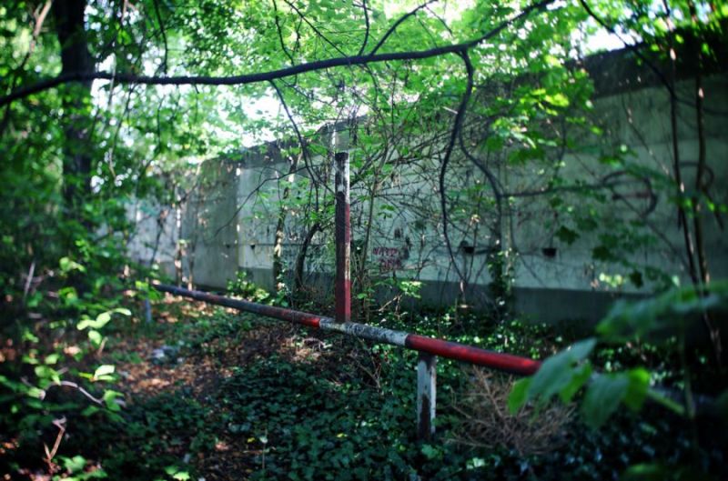 Railing-marking-border-restricted-area-and-Hinterland-Wall-near-Pflug-Strasse-Km-14-Mitte